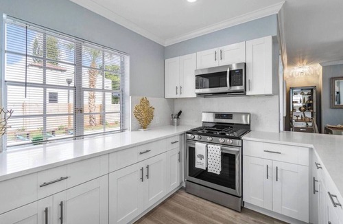 Old Northwood House | Blue Lagoon - Pool, Mins to DT + Beaches