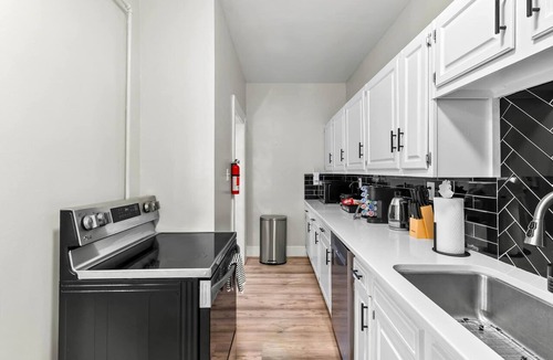 Montrose Condo | Blue Luxe| Pool Tbl| Sleeps 6+ | 10 Min Downtown