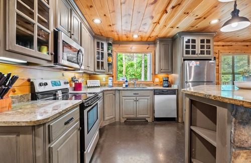 Hochatown Cabin | Blue Moon Cabin | Pet-Friendly Four-King Retreat
