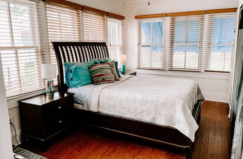 Downtown House | Blue Moon Guest House and Saloon