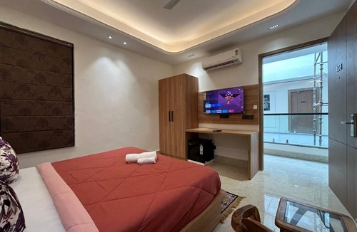 DLF Phase 5 Hotel | Blue Moon Residency Sector 53 Gurgaon