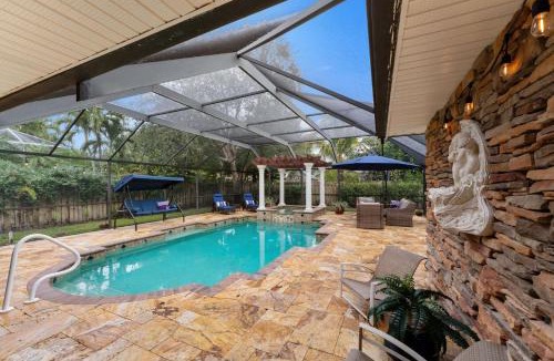 Willoughby Acres House | Blue Oasis, The Perfect Getaway with Heated Pool