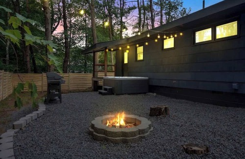 Pocohanna Cabin Colony Cabin | Blue Pine Cabin | Central Pocono Modern w/Hot Tub