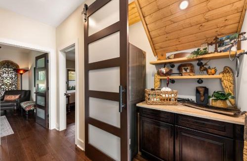 Talking Rock House | Blue Raven Lodge