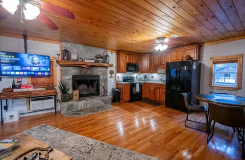 Cherry Log Cabin | Blue Ridge Bliss: Hot Tub & More