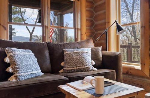 Blue Ridge Ski Chalet | Blue Ridge Cozy Cabin King Bed Hot Tub & Dog Friendly