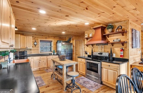 My Mountain Cabin | Blue Ridge Shadows Lodge: Escape to the serene Blue Ridge Mountains