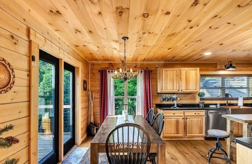 My Mountain Cabin | Blue Ridge Shadows Lodge: Escape to the serene Blue Ridge Mountains