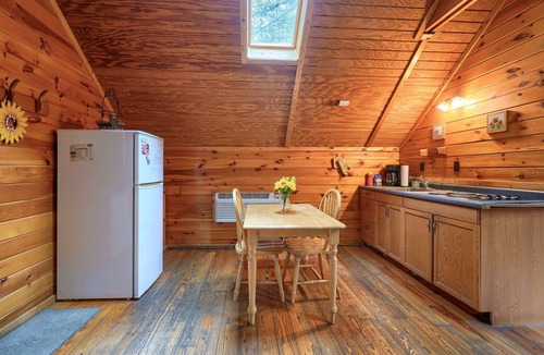 Logan Cabin | Blue Rose Cabins - Country Cottage