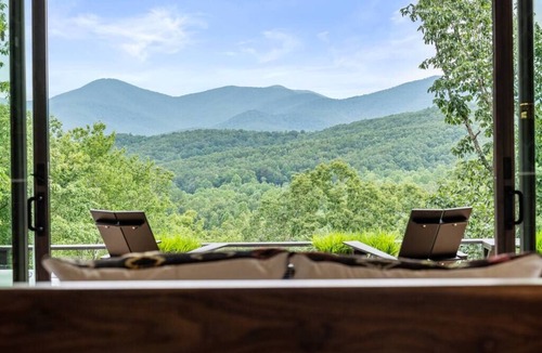 Dahlonega Cabin | Blue Spruce, Alpine Cabin -Views! Outdoor shower, hot tub, more!