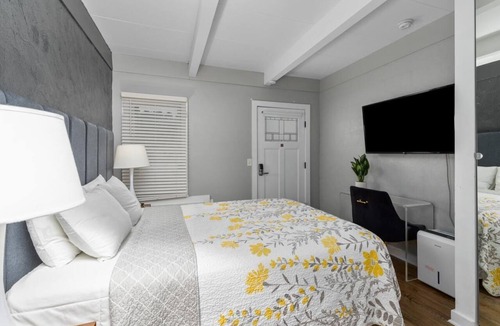 Douglas Hotel | Blue Star #9 Location, Location 12 person hot tub!