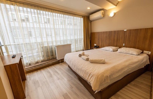 Sirinevler Mahallesi House | Blue Suit