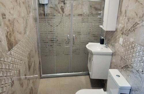Sirinevler Mahallesi House | Blue Suit