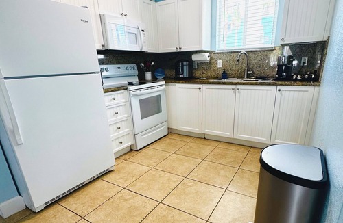 Bailey Town Apartment | Blue sunset Bimini apartment and opcional Polaris rental