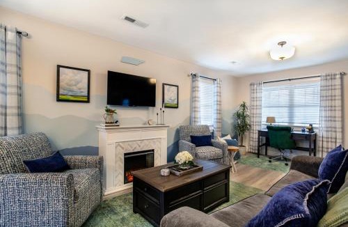 Knoxville House | Blue Valley Inn - Hot Tub & Spacious Play Area!