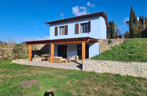 Terranuova Bracciolini House | Blue villa surrounded by greenery between Arezzo Florence and Siena