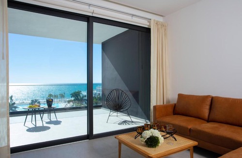 Flamingos House | Blue view beauty! Beachfront condo with large private terrace