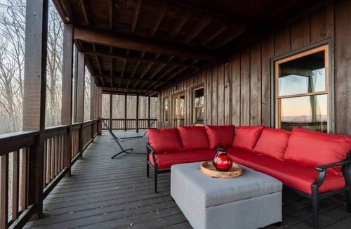 Morganton House | Blue View Lodge | Mountain Views & Movie Theater