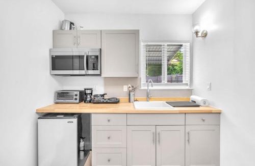 Dania Beach House | Blue Wave Bungalow - 1 1 - Stylish
