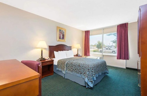 Wichita Hotel | Blue Way Inn & Suites Wichita East-1 King Bed Non Smoking