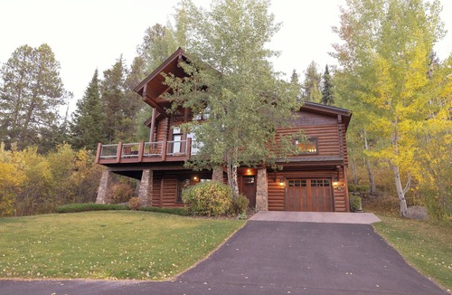 Victor House | Blue Winged Olive Log Cabin Magnificence in Victor, ID w/A/C, Borders Forest
