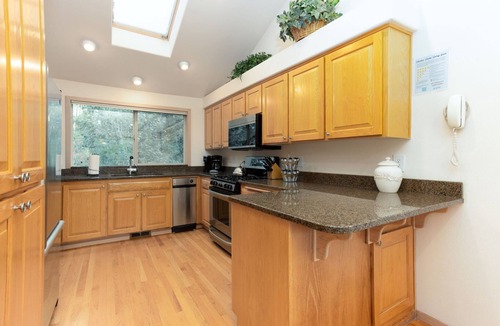 Sunriver House | BLUE05 - Spacious Home, Close to the Deschutes River, Hot Tub, 2 Ensuites