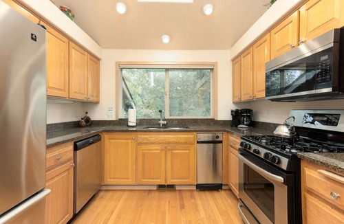 Sunriver House | BLUE05 - Spacious Home, Close to the Deschutes River, Hot Tub, 2 Ensuites