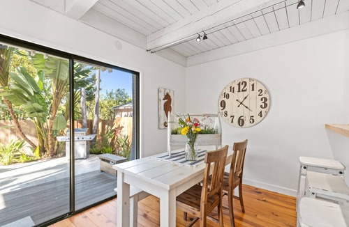 Diamond Crestview Cottage | Bluebird Beach Cottage - walk to beach & village