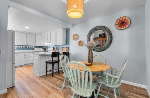 Larkspur House | Bluebird Day - Casa Virginia: Spacious 3BR home in Bend with modern amenities for a cozy stay.