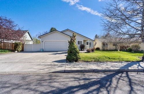 Larkspur House | Bluebird Day - Casa Virginia: Spacious 3BR home in Bend with modern amenities for a cozy stay.