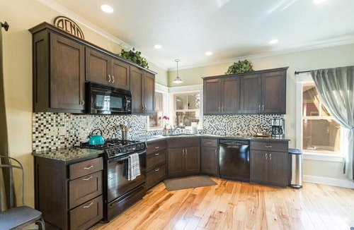 River West House | Bluebird Day - Harmon Park Bungalow, Charming 2BR perfect for getaways!