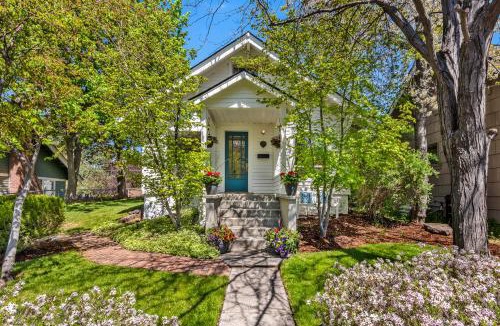 Old Bend House | Bluebird Day - Jefferson Cottage