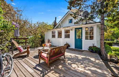 Old Bend House | Bluebird Day - Jefferson Cottage