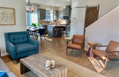 Sagewood House | Bluebird Day - River Trail House, Enjoy a cozy retreat in Bend, OR.