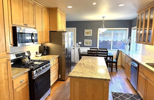 Old Bend House | Bluebird Day - Riverside Cottage, Relax at a cozy 3-bedroom retreat in Bend, OR.
