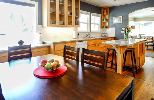 Old Bend House | Bluebird Day - Riverside Cottage, Relax at a cozy 3-bedroom retreat in Bend, OR.