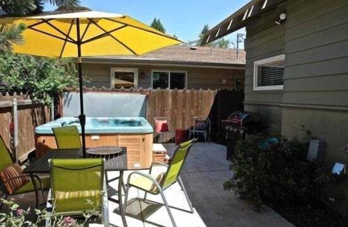 Old Bend House | Bluebird Day - Riverside Cottage, Relax at a cozy 3-bedroom retreat in Bend, OR.