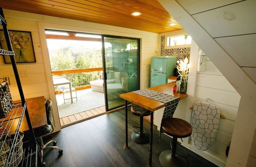Dripping Springs House | Bluebonnet ↠ Cabin with view and Pro Coffee Setup, Pickleball