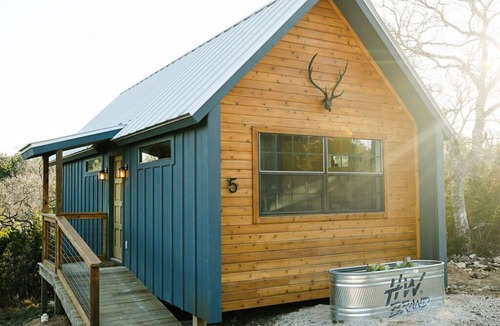 Dripping Springs House | Bluebonnet ↠ Cabin with view and Pro Coffee Setup, Pickleball