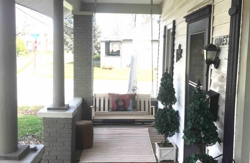 Owensboro House | Bluegrass Bungalow 2 bedrooms with large porch