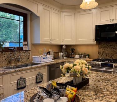 Union House | Bluegrass Resort - Nature rich escape, Between the Creation & ARK, Fully equipped kitchen, Pet friendly, Fire pit