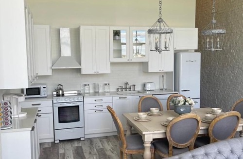 West Main Historic District Apartment | Bluegrass River View - Soak and Savor with Hollyhock Suites