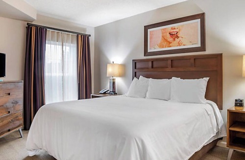 Hershey Resort | BlueGreen Resort 2 bedroom suite in Hershey. With indoor and outdoor pools