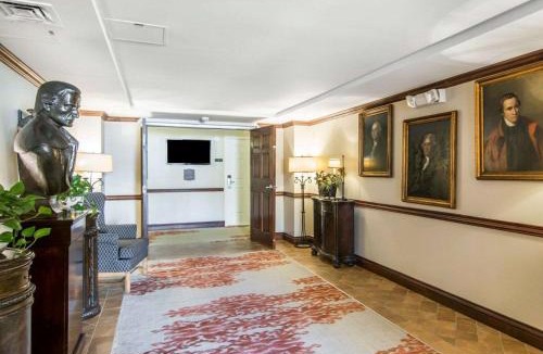 Williamsburg Hotel | Bluegreen Vacations Patrick Henry Square, an Ascend Collection Resort