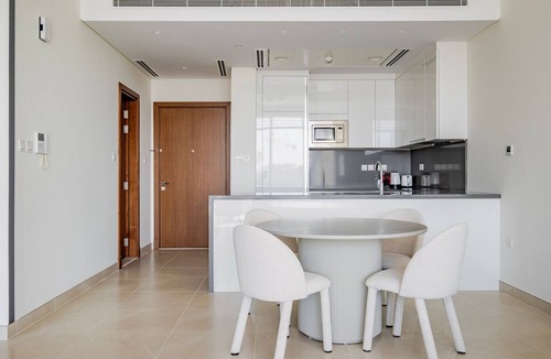 Al Wasl Apartment | Blueground | Al Wasl, pool, nr Canal