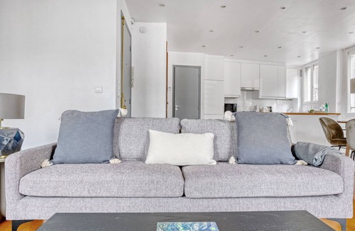 7th Arrondissement Apartment | Blueground | Arc de Triomphe, nr shops
