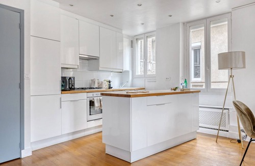 7th Arrondissement Apartment | Blueground | Arc de Triomphe, nr shops