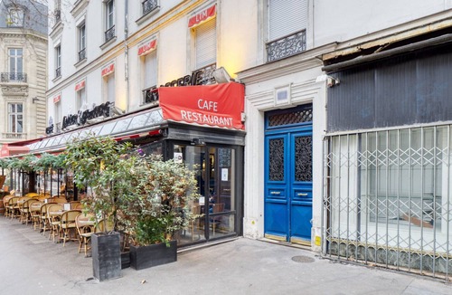 7th Arrondissement Apartment | Blueground | Arc de Triomphe, nr shops