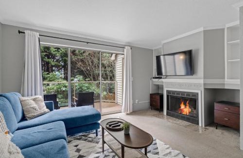 East Lake Hills House | Blueground Bellevue balcony lake views SEA-704