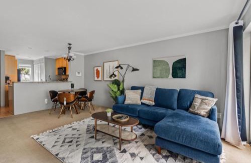 East Lake Hills House | Blueground Bellevue balcony lake views SEA-704